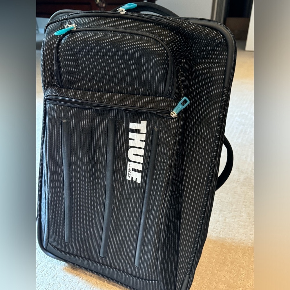 Thule Crossover 22” 45L Rolling Upright